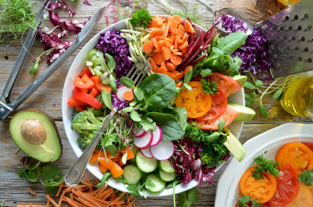 Salat, bunt, grün, frische Zutaten, gesunde Ernährung, lecker, Avocado